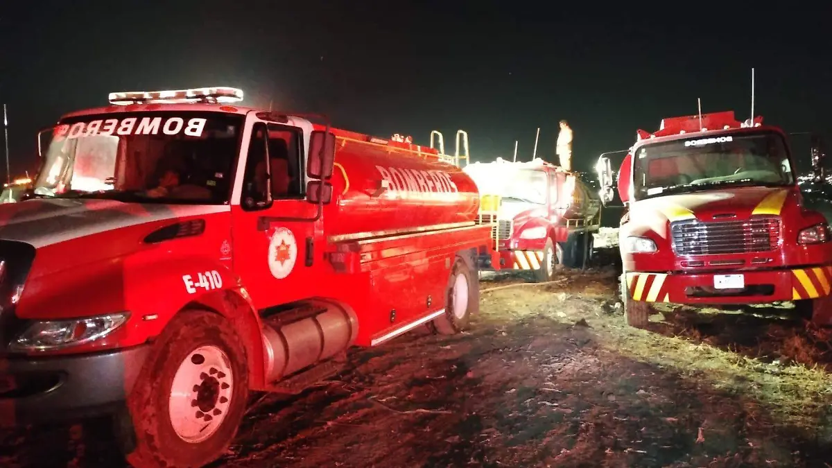 Bomberos en el vertedero Los Laureles